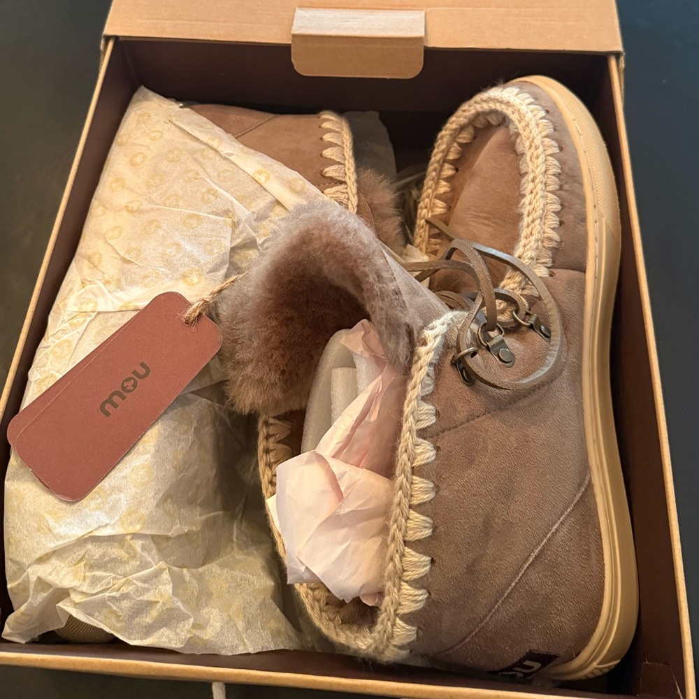 Brand new with tags, never worn, in box men’s Mou Eskimo lace-up sneakers.